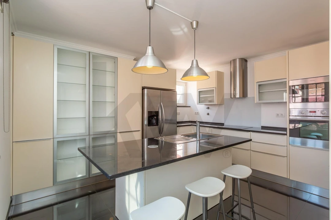 Apartamento T4 para Arrendamento em Campo de Ourique Foto 8
