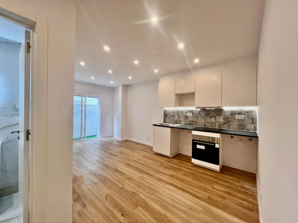 Apartamento T1 para Venda em Sacavém e Prior Velho Foto 7