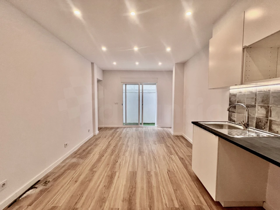 Apartamento T1 para Venda em Sacavém e Prior Velho Foto 1