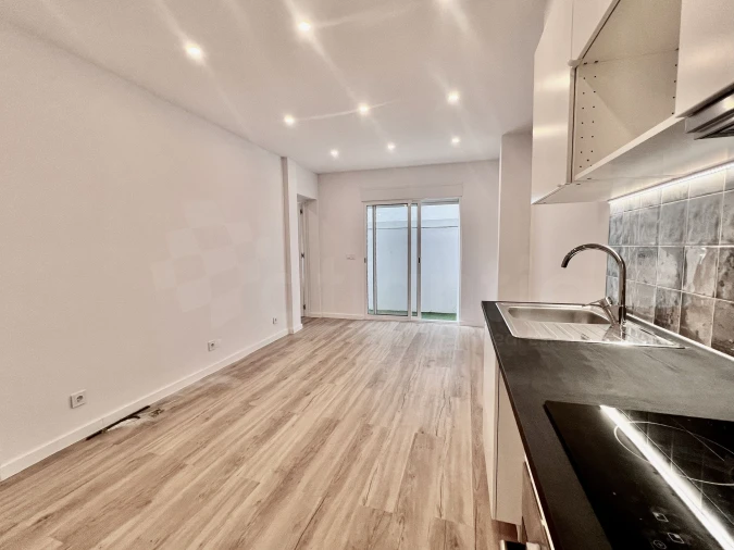 Apartamento T1 para Venda em Sacavém e Prior Velho Foto 11
