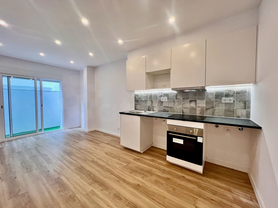 Apartamento T1 para Venda em Sacavém e Prior Velho Foto 9