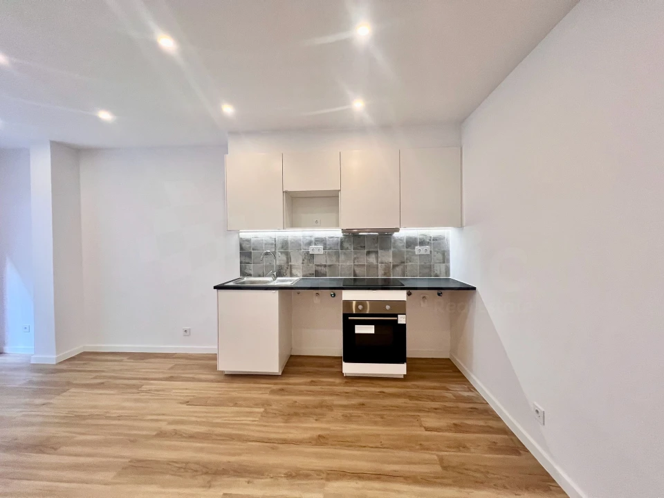 Apartamento T1 para Venda em Sacavém e Prior Velho Foto 8