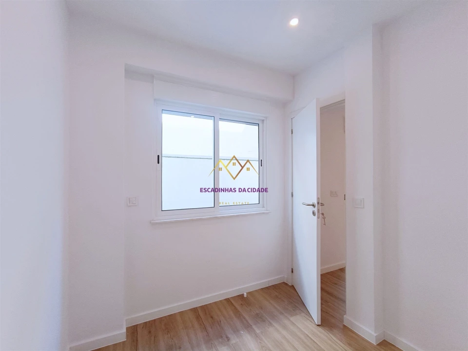 Apartamento T1 para Venda em Sacavém e Prior Velho Foto 5