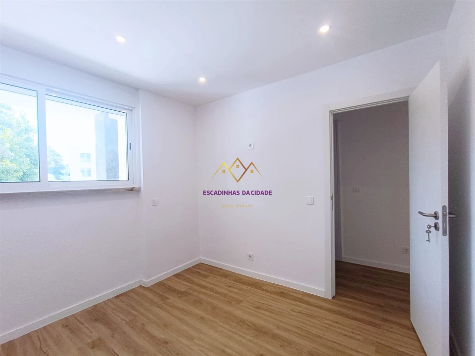 Apartamento T1 para Venda em Sacavém e Prior Velho Foto 4