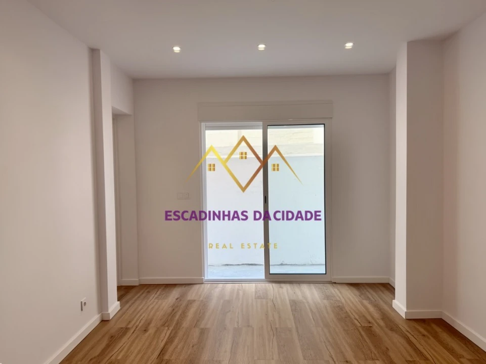 Apartamento T1 para Venda em Sacavém e Prior Velho Foto 8