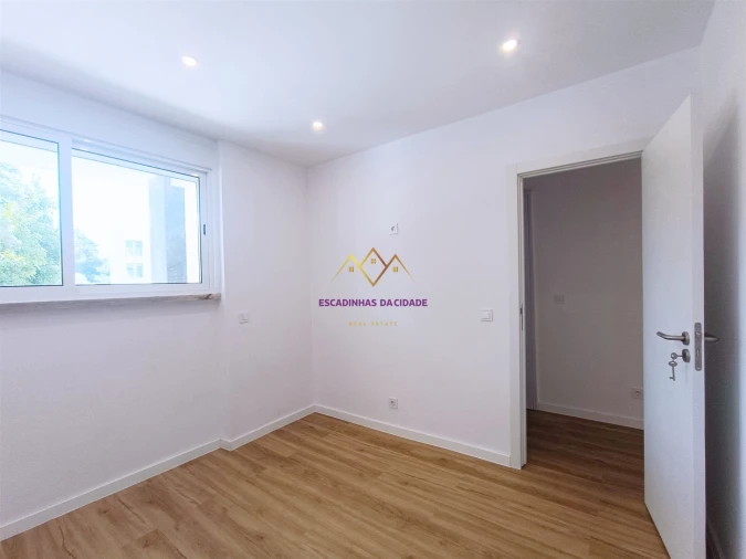 Apartamento T1 para Venda em Sacavém e Prior Velho Foto 4