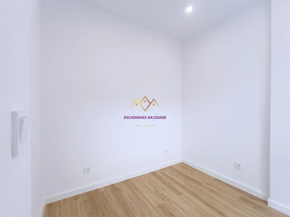 Apartamento T1 para Venda em Sacavém e Prior Velho Foto 23