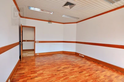 Loja para Arrendamento em Ponta Delgada (São Sebastião)