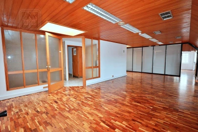 Loja para Arrendamento em Ponta Delgada (São Sebastião)