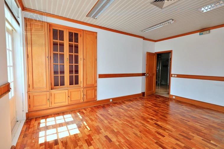 Loja para Arrendamento em Ponta Delgada (São Sebastião) Foto 17