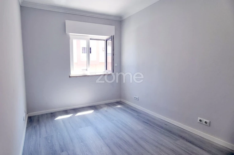 Apartamento T2 para Venda em Corroios Foto 10