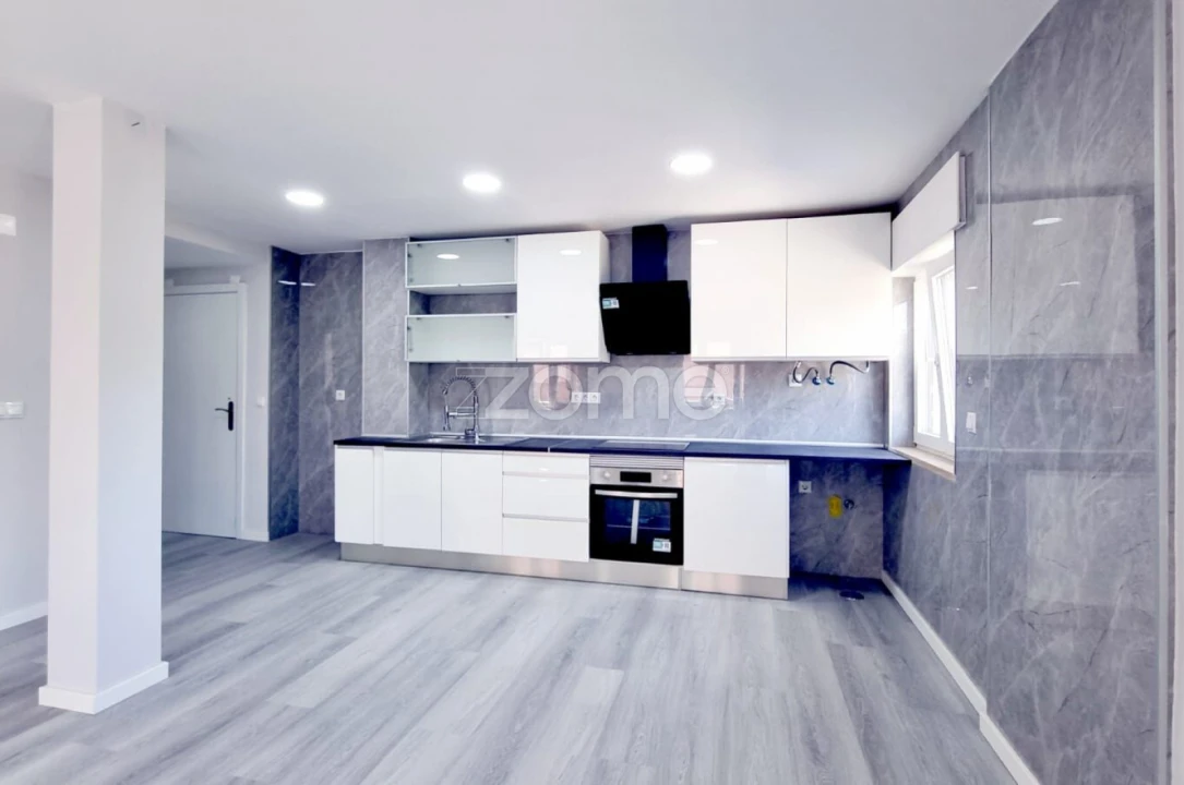Apartamento T2 para Venda em Corroios Foto 2