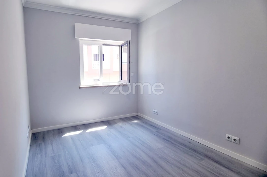 Apartamento T2 para Venda em Corroios Foto 10