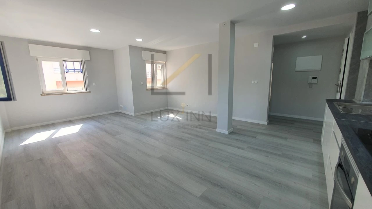 Apartamento T2 para Venda em Corroios Foto 9