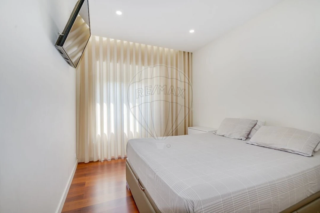 Apartamento T5 para Venda em Alvalade Foto 9