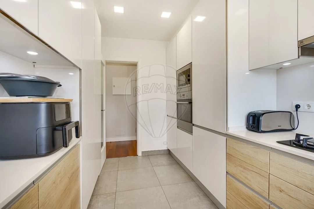 Apartamento T5 para Venda em Alvalade Foto 2