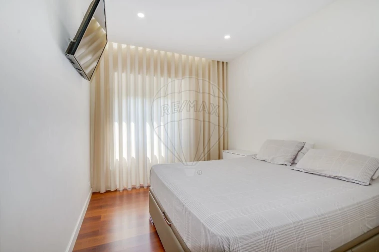 Apartamento T5 para Venda em Alvalade Foto 9