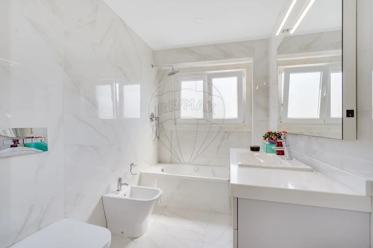 Apartamento T5 para Venda em Alvalade Foto 12