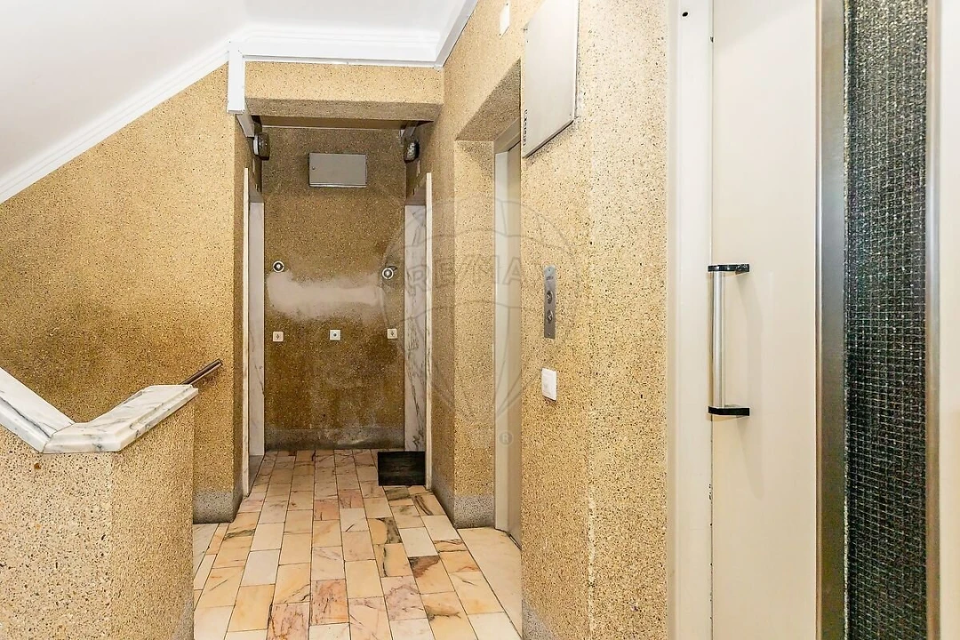 Apartamento T1 para Venda em Sacavém e Prior Velho Foto 14