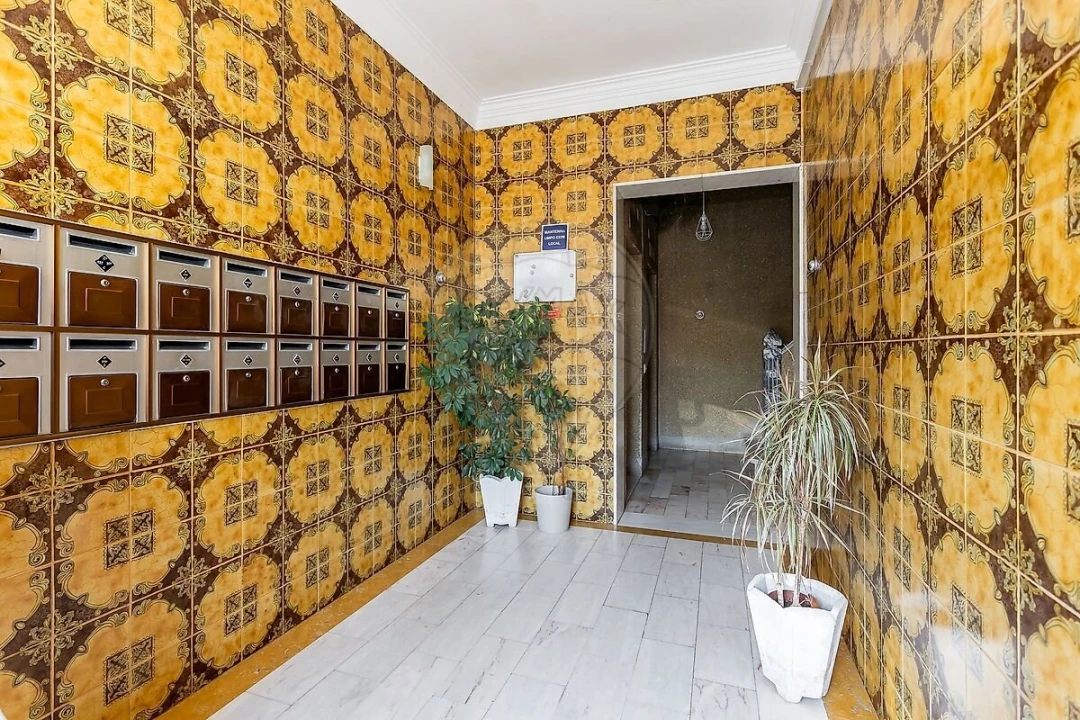 Apartamento T1 para Venda em Sacavém e Prior Velho Foto 3