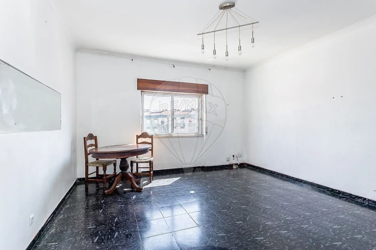 Apartamento T1 para Venda em Sacavém e Prior Velho Foto 4