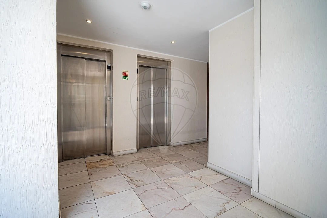 Apartamento T2 para Venda em Rio de Mouro Foto 27