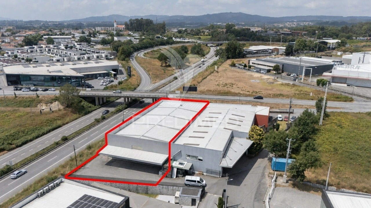 Armazém para Arrendamento em Vila de Prado Foto 1