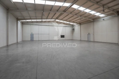 Armazém para Arrendamento em Vila de Prado