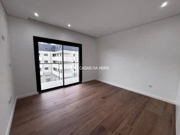 Apartamento T2 para Arrendamento em Repeses e São Salvador