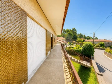 Moradia T5 para Venda em Vila Cova e Feitos