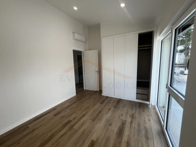 Moradia T4 para Venda em Santa Maria, São Pedro e Sobral da Lagoa Foto 22