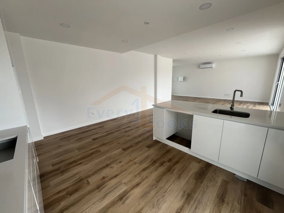 Moradia T4 para Venda em Santa Maria, São Pedro e Sobral da Lagoa Foto 4