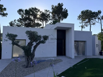 Moradia T4 para Venda em Charneca de Caparica e Sobreda