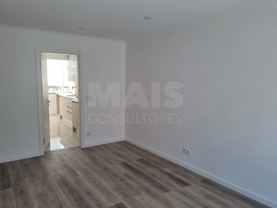 Apartamento T2 para Arrendamento em Queluz e Belas Foto 1