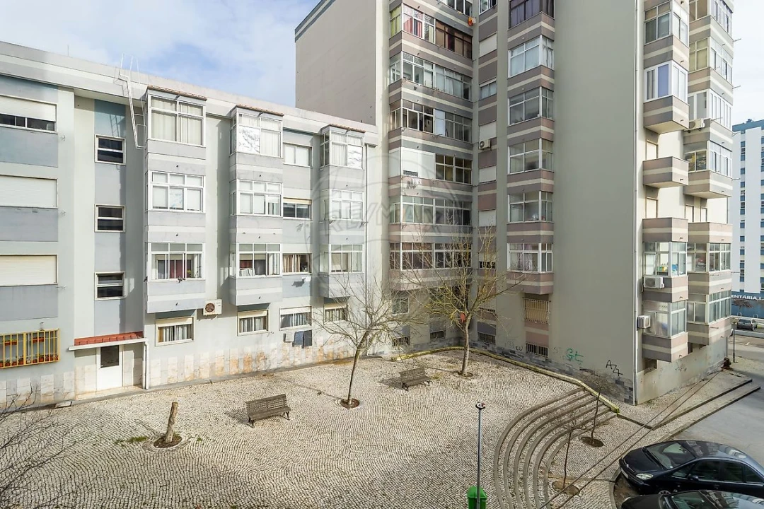 Apartamento T2 para Venda em Laranjeiro e Feijó Foto 1