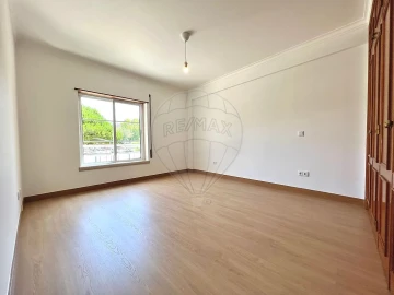 Apartamento T3 para Arrendamento em Santa Maria, São Pedro e Matacães