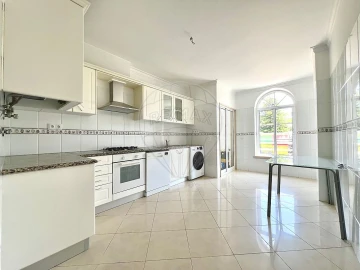 Apartamento T3 para Arrendamento em Santa Maria, São Pedro e Matacães
