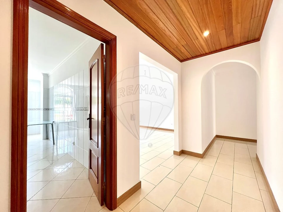 Apartamento T3 para Arrendamento em Santa Maria, São Pedro e Matacães Foto 19
