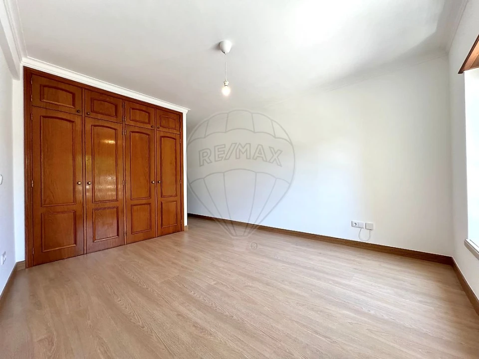 Apartamento T3 para Arrendamento em Santa Maria, São Pedro e Matacães Foto 16