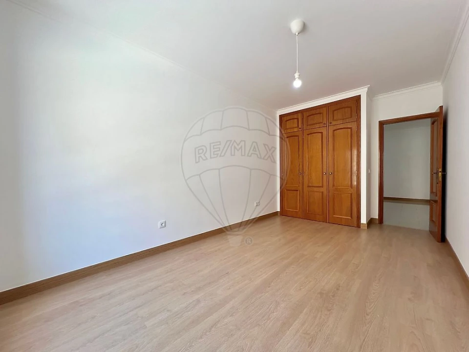Apartamento T3 para Arrendamento em Santa Maria, São Pedro e Matacães Foto 8