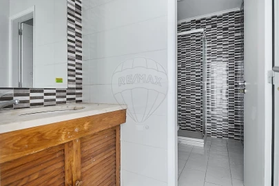 Apartamento T2 para Venda em Santo António dos Cavaleiros e Frielas