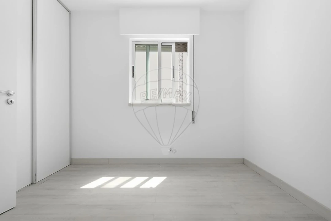 Apartamento T2 para Venda em Santo António dos Cavaleiros e Frielas Foto 3