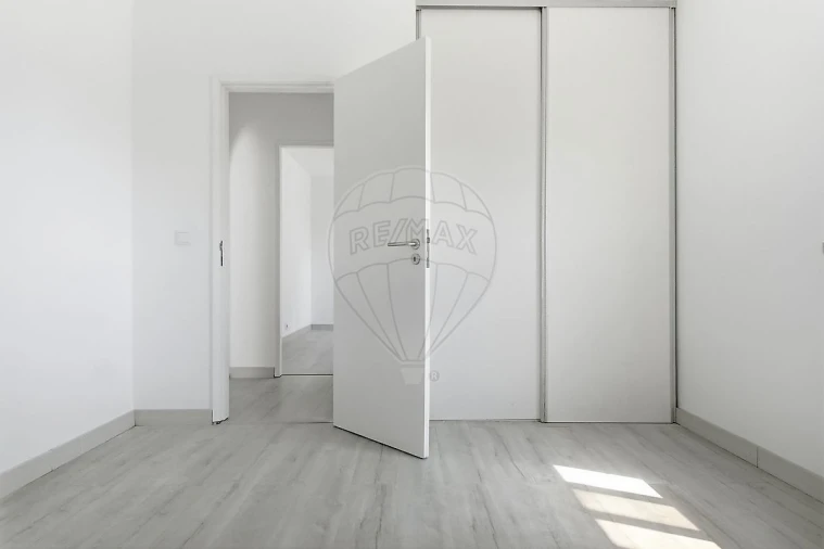 Apartamento T2 para Venda em Santo António dos Cavaleiros e Frielas Foto 2