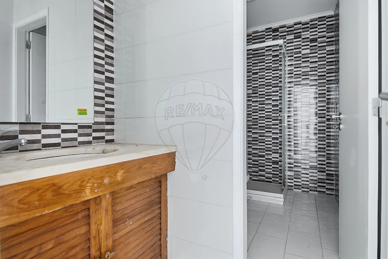 Apartamento T2 para Venda em Santo António dos Cavaleiros e Frielas Foto 12