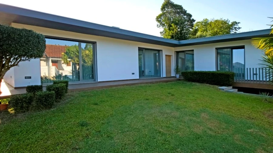 Moradia T4 para Venda em Rebordões (Santa Maria)