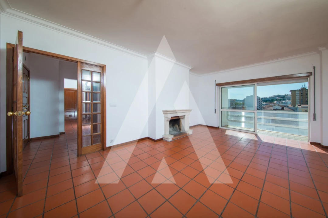 Apartamento T2 para Arrendamento em Santo Antonio dos Olivais Foto 1