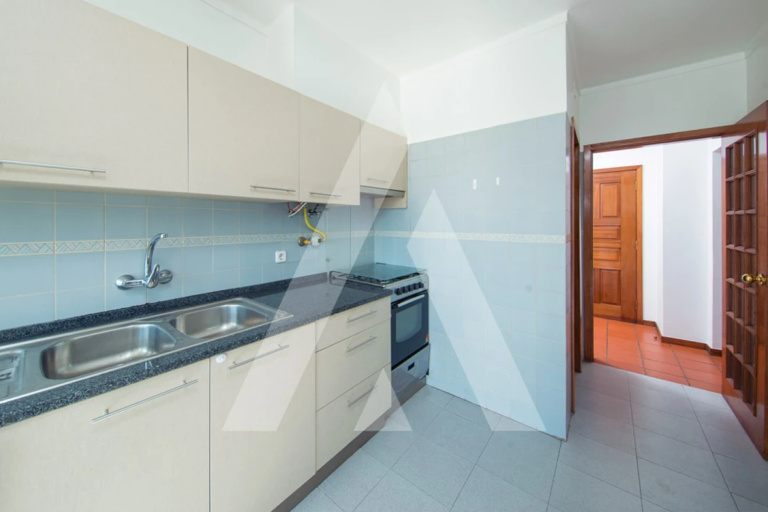 Apartamento T2 para Arrendamento em Santo Antonio dos Olivais Foto 9