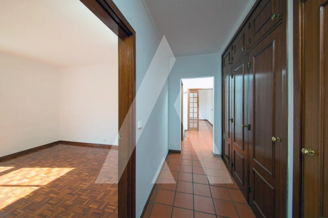Apartamento T2 para Arrendamento em Santo Antonio dos Olivais Foto 10