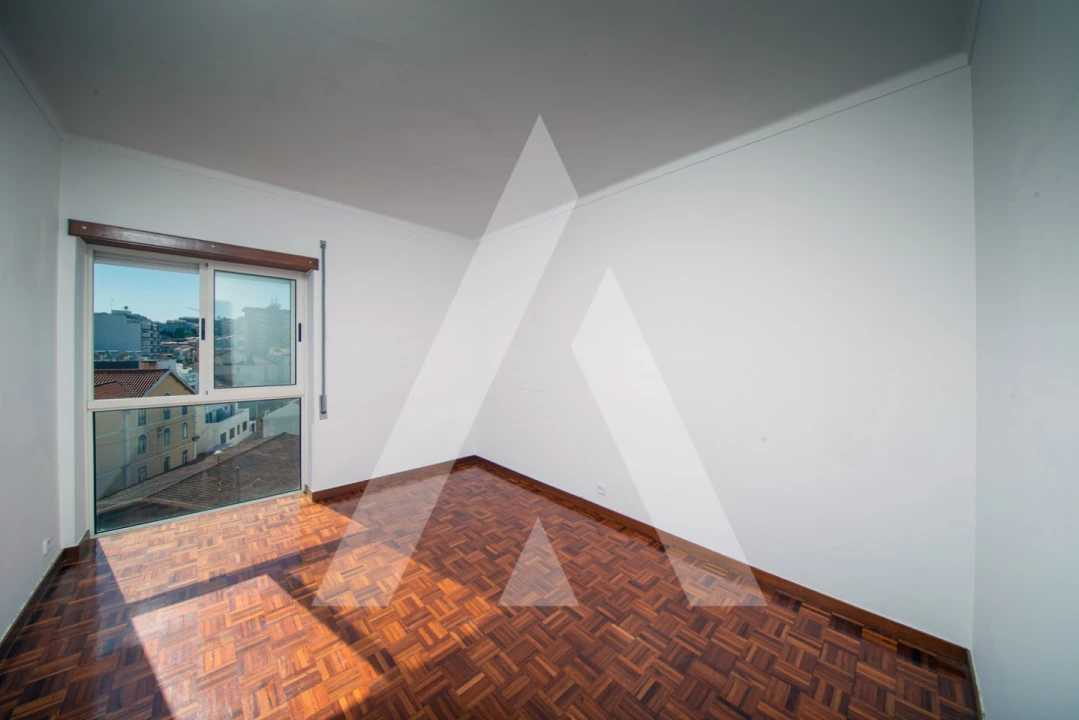 Apartamento T2 para Arrendamento em Santo Antonio dos Olivais Foto 11