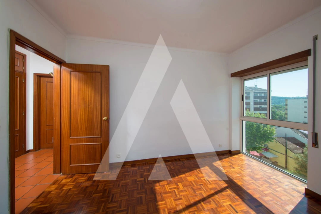 Apartamento T2 para Arrendamento em Santo Antonio dos Olivais Foto 13